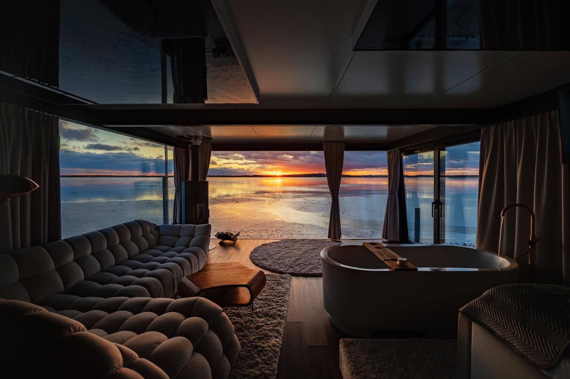 Grand Ht Houseboats - Domki Na Wodzie - Sauna, Jacuzzi, Kominek ミエルノ エクステリア 写真