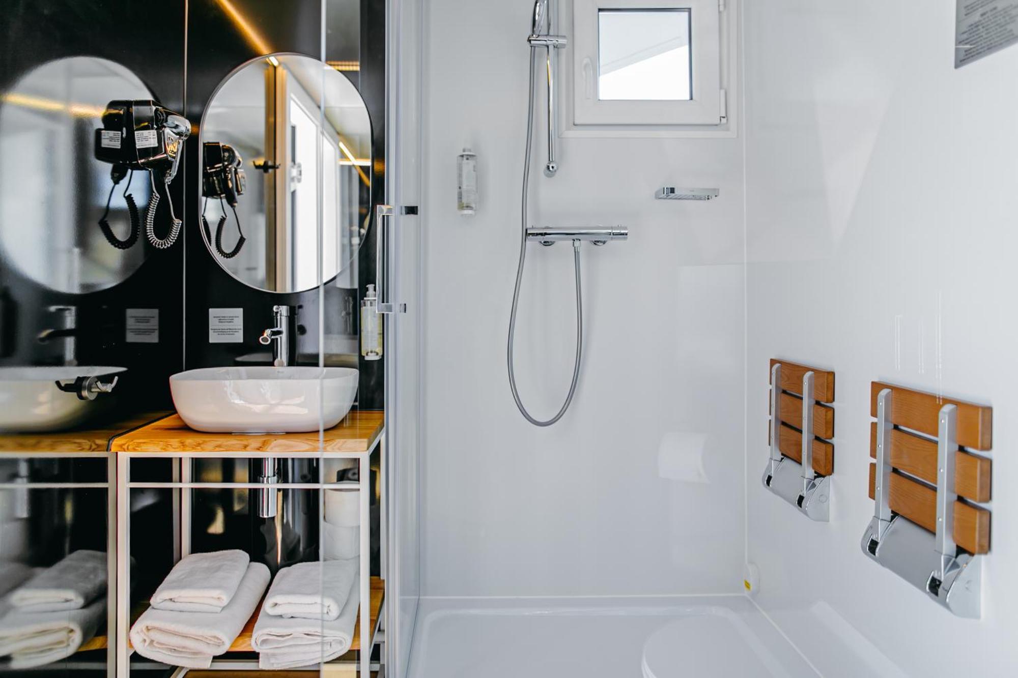 Grand Ht Houseboats - Domki Na Wodzie - Sauna, Jacuzzi, Kominek ミエルノ 部屋 写真