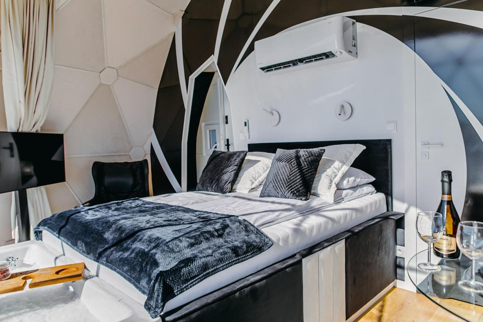 Grand Ht Houseboats - Domki Na Wodzie - Sauna, Jacuzzi, Kominek ミエルノ 部屋 写真