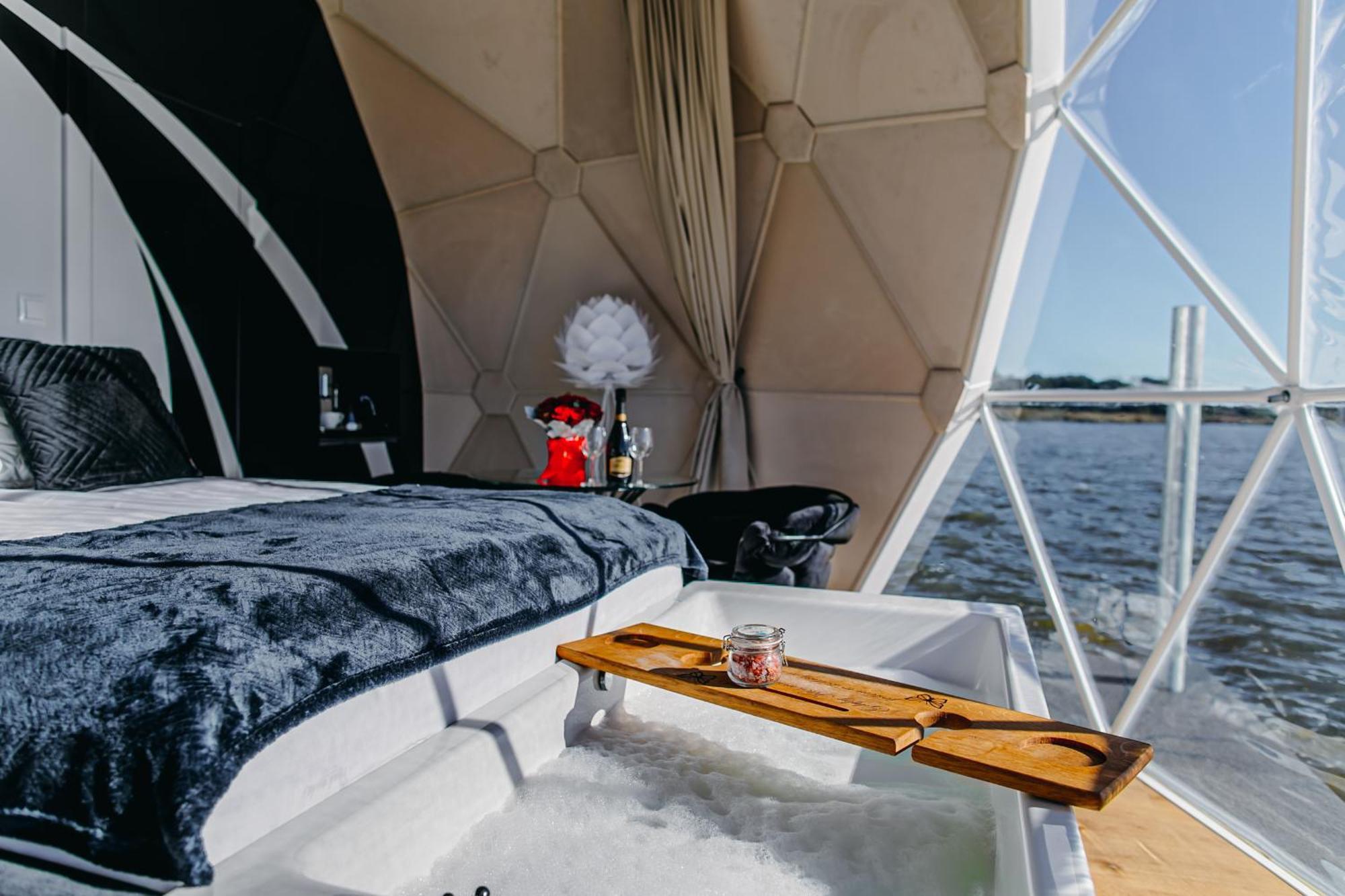 Grand Ht Houseboats - Domki Na Wodzie - Sauna, Jacuzzi, Kominek ミエルノ 部屋 写真