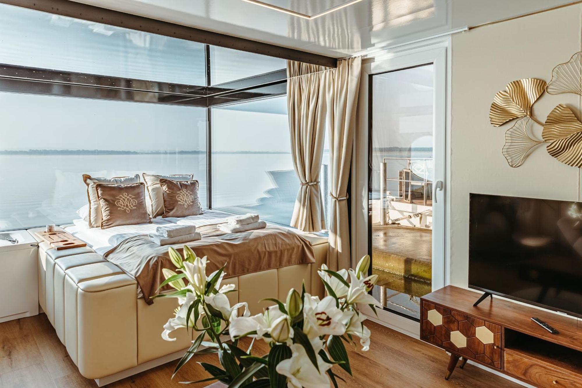 Grand Ht Houseboats - Domki Na Wodzie - Sauna, Jacuzzi, Kominek ミエルノ エクステリア 写真