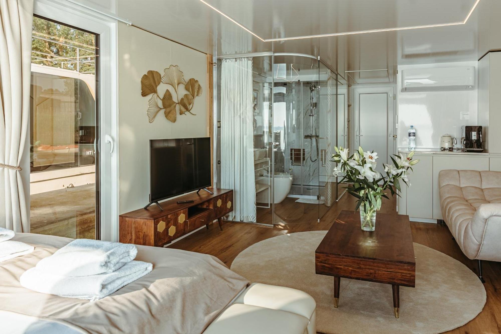 Grand Ht Houseboats - Domki Na Wodzie - Sauna, Jacuzzi, Kominek ミエルノ 部屋 写真