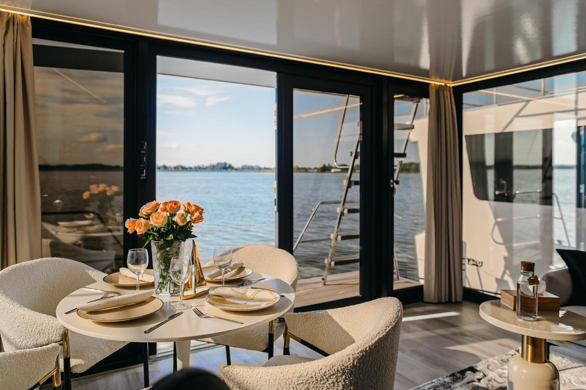 Grand Ht Houseboats - Domki Na Wodzie - Sauna, Jacuzzi, Kominek ミエルノ 部屋 写真