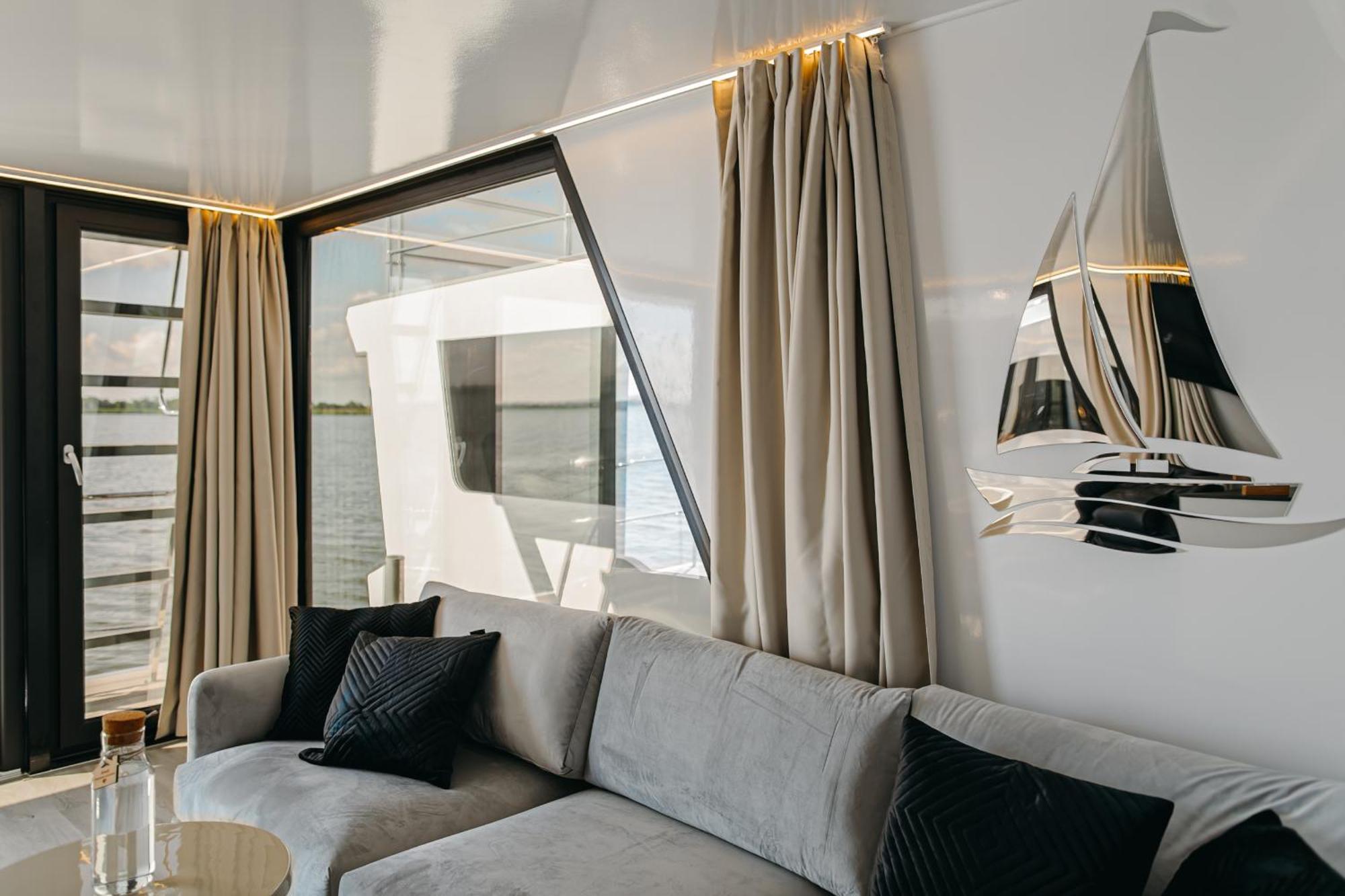 Grand Ht Houseboats - Domki Na Wodzie - Sauna, Jacuzzi, Kominek ミエルノ 部屋 写真
