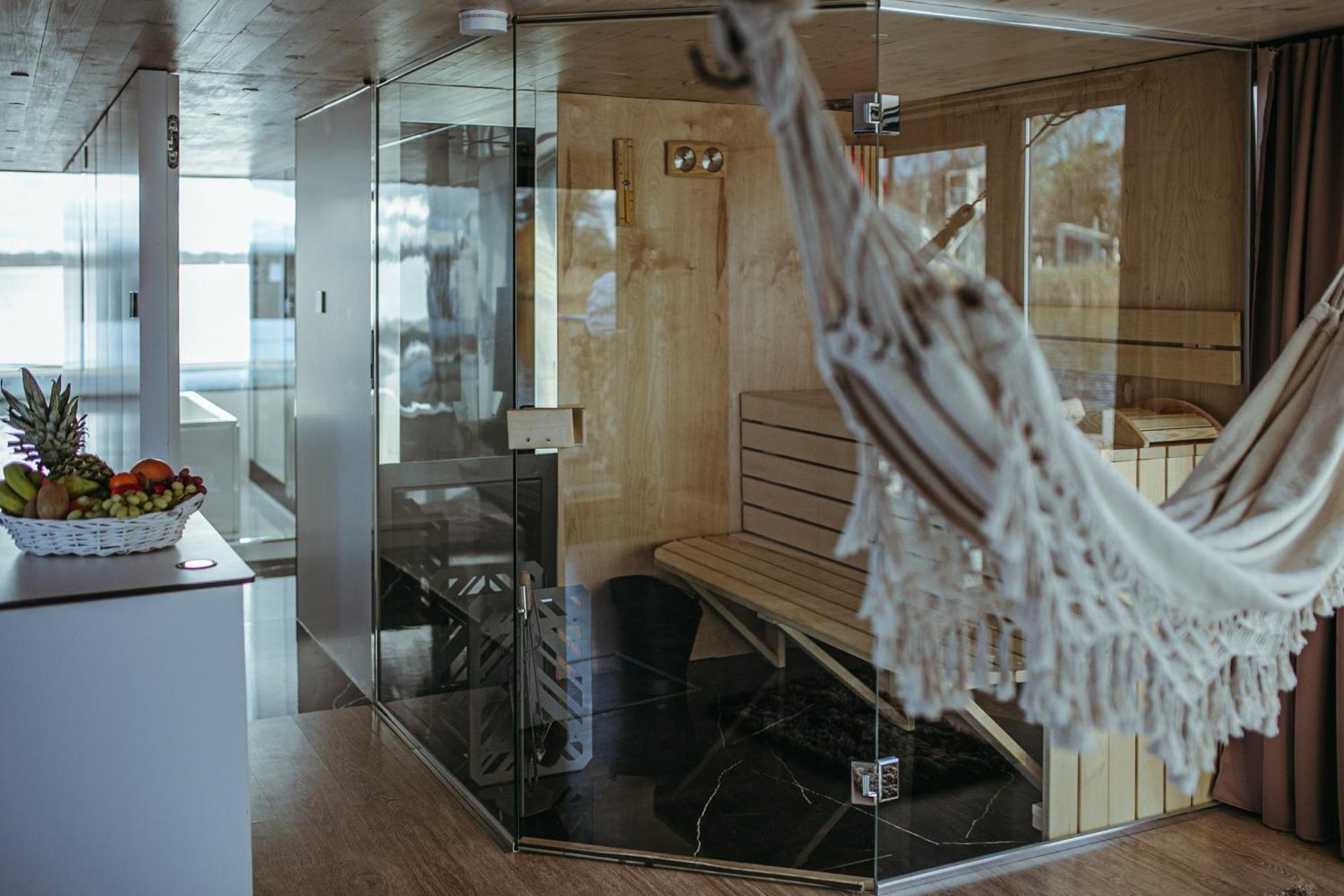 Grand Ht Houseboats - Domki Na Wodzie - Sauna, Jacuzzi, Kominek ミエルノ 部屋 写真